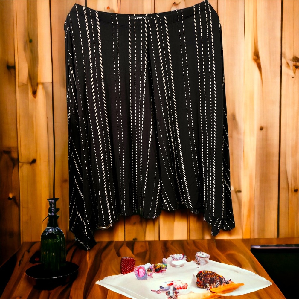 APT. 9 Black & White A-Line Shark Hem Medium
